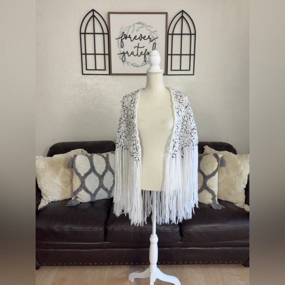 Beautiful Handmade White & Black Crochet Fringe Cover Shawl Floral One Size - Picture 9 of 10